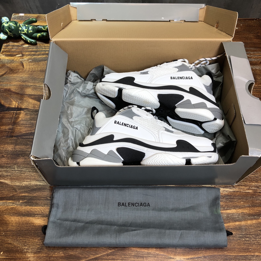 Balenciaga-Triple-S-Sneaker-Black-Grey-4.jpg