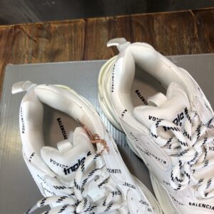 Balenciaga-Triple-S-Sneaker-Cream-Logo-8.jpg
