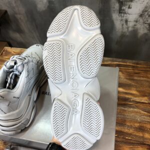 Balenciaga-Triple-S-Sneaker-Grey-logo-7.jpg